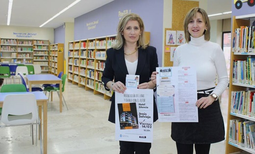 Beatriz Guerra y Cristina Aranda. Detrás, las nuevas sillas adquiridas para la Biblioteca // Paula de la Fuente